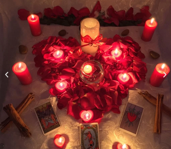 Altar de rosas vermelhas com velas e cartas de tarô